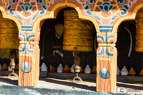 Moulin à prières et offrandes dans le temple du lama Drukpa Kuenley (Fou Divin)