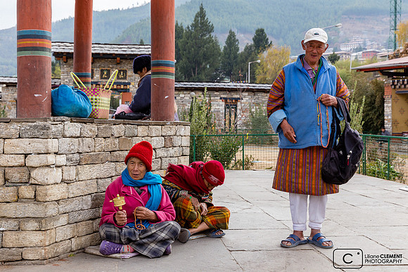 Bhoutannais devant le Memorial Chorten à Timphu