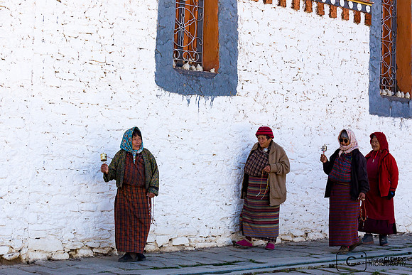 Femmes tournant autour de Jambay Lhakhang (offrandes sur les fenêtres)