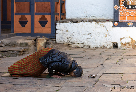 Femme priant dans la cour du temple de Jambay Lhakhang, Jakar