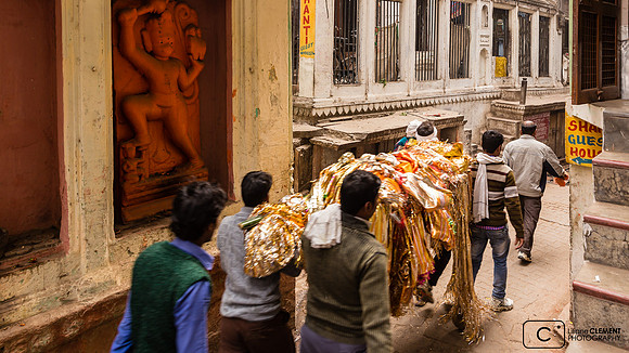 Corps dans une ruelle allant au ghat de crémation