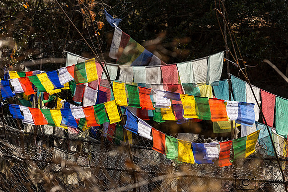 Drapeaux sur pont suspendu à Chhume, Bumthang