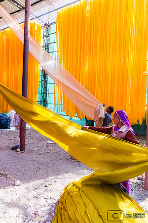 Couple dans la teinturerie artisanale de Pali