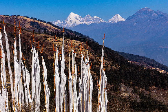 Drapeaux blancs pour un défunt, col de Chelela