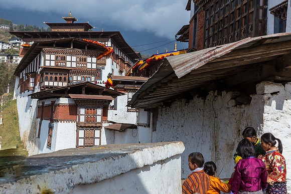 Trongsa: les pélerins pique-nique dans une des cours du Dzong