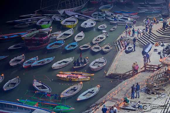 Il est 4h30, je prends la barque pour assister à la puja de l'Assi Ghat