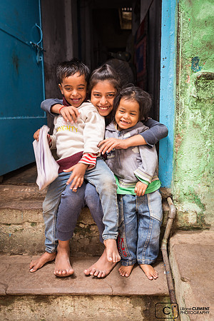 Enfants jouant devant leur maison