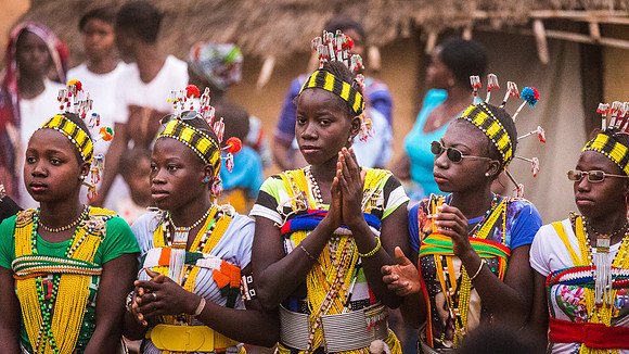 Jeunes filles applaudissent les jeunes gens