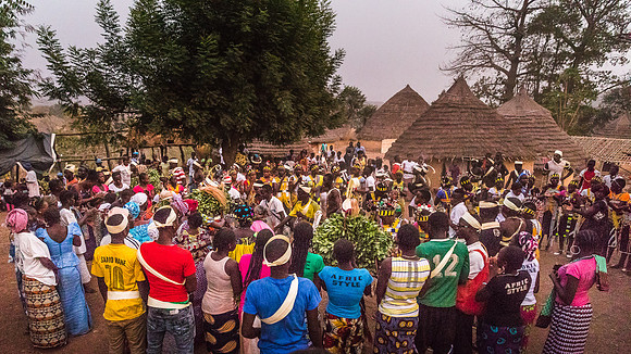 Tout le village participe