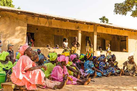 Jour de funérailles:  femmes des villages voisins