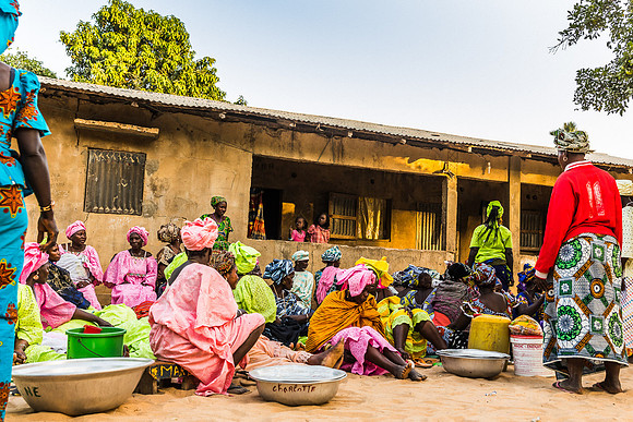 Les femmes des villages voisins prenant leur repas