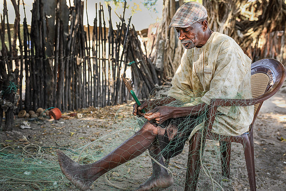 Réparation des filets à Niomoune