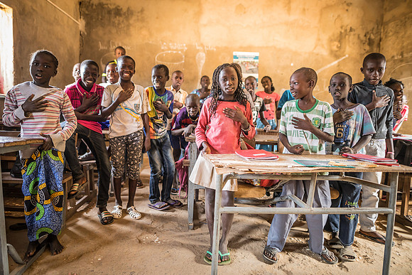 Enfants chantant l'hymne national
