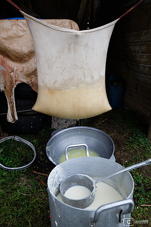 On égoutte le yaourt baratté base de l'aaruul