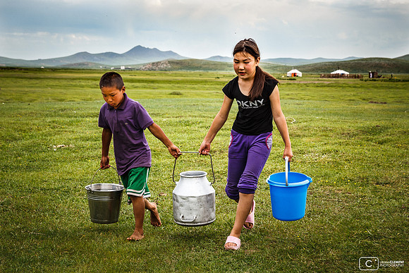 Sunjii et Eba rapportent l'eau du puits