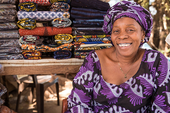 Femme sur le marché de Kedougou