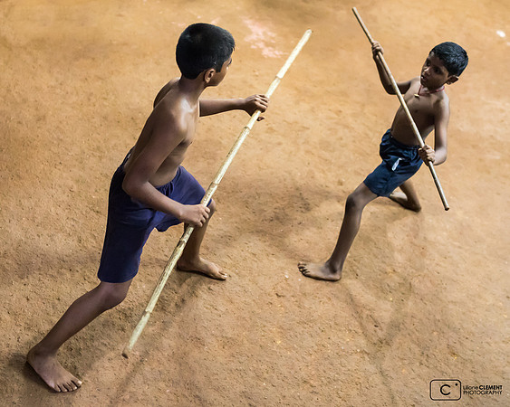 Enfants pratiquant à Sreepathy CVN Kalari