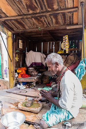 Ce "brahmane" roule des herbes hallucinogènes, près du Manikarnica ghat