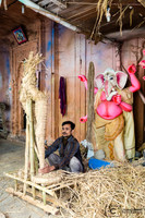 Artiste fabriquant des statues, ici Ganesha