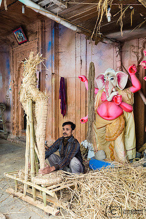 Artiste fabriquant des statues, ici Ganesha