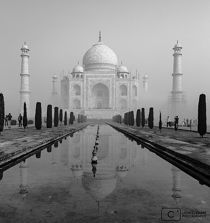 Le Taj Mahal se reflétant dans le plan d'eau