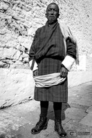 Homme en habit traditionnel (gho et kabney) au festival de Trongsa