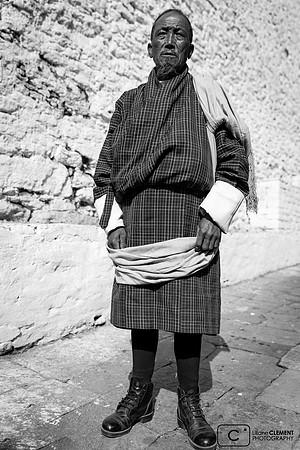 Homme en habit traditionnel (gho et kabney) au festival de Trongsa