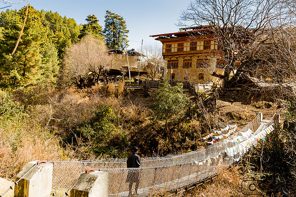 Pont suspendu pour accéder à Chhume, Bumthang