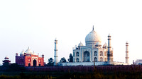 Vue  du Taj Mahal et du pavillon des invités au coucher du soleil.