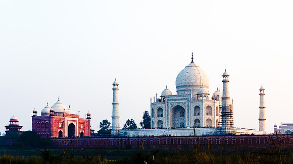 Vue  du Taj Mahal et du pavillon des invités au coucher du soleil.