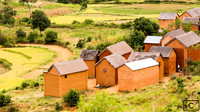 Maison de briques et terre rouge