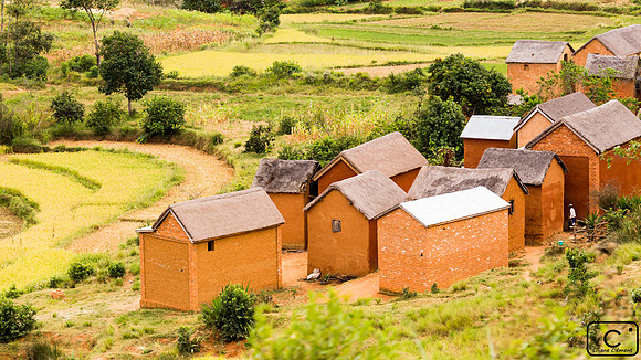 Maison de briques et terre rouge