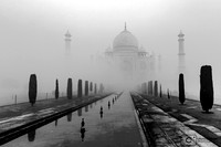 Le Taj Mahal se laisse entrevoir petit à petit