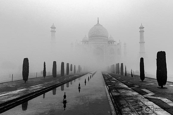 Le Taj Mahal se laisse entrevoir petit à petit