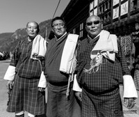 Hommes en habit traditionnel, Gho et Kabney (écharpe) à Haa