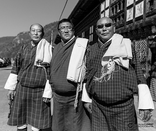 Hommes en habit traditionnel, Gho et Kabney (écharpe) à Haa