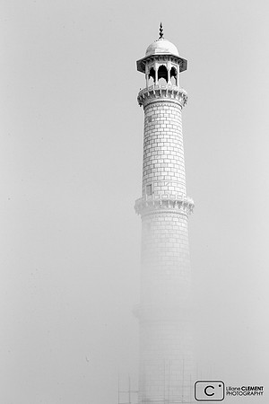 Minaret émergeant de la brume matinale