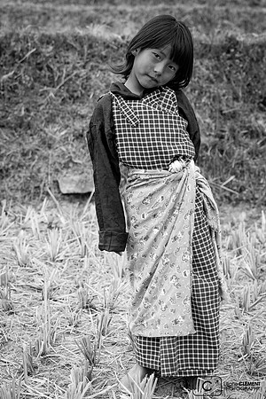 Petite fille jouant dans les champs de Nyzergang, Punakha