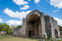 Chapelle espagnole sur le site de Dzibilchaltum construite avec les pierres des pyramides