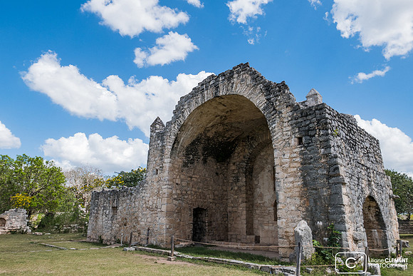 Chapelle espagnole sur le site de Dzibilchaltum construite avec les pierres des pyramides