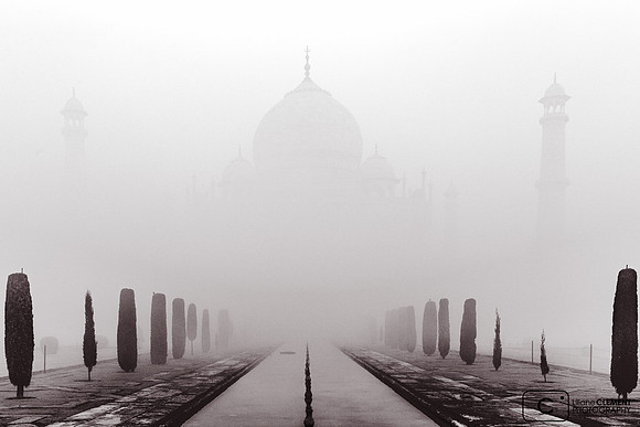 Le Taj Mahal dans la brume