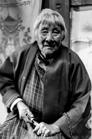 Wangmo prepare son betel dans sa ferme de Haa
