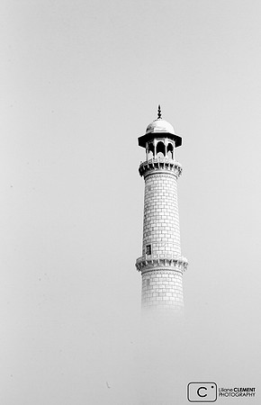 Minaret émergeant de la brume matinale