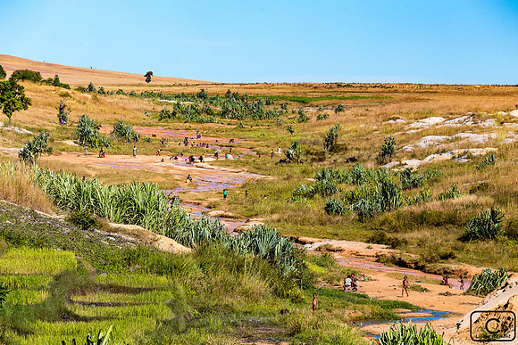 Chercheurs de sapphires dans la rivière